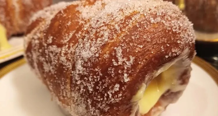 I cartocci, noti anche come macallè, sono deliziosi dolci della tradizione siciliana. Queste morbide brioche fritte ricordano nella forma i cannoli e i cialdoni